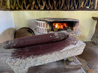 Traditionelles Mahlen von Kakao