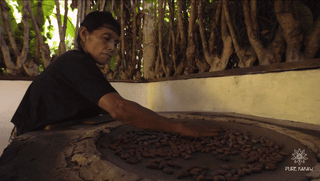 Kakao rösten auf dem traditionellen Comal
