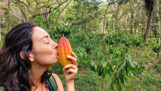 Leonie küsst die Kakaoschote