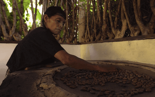traditionelles Rösten von Kakao